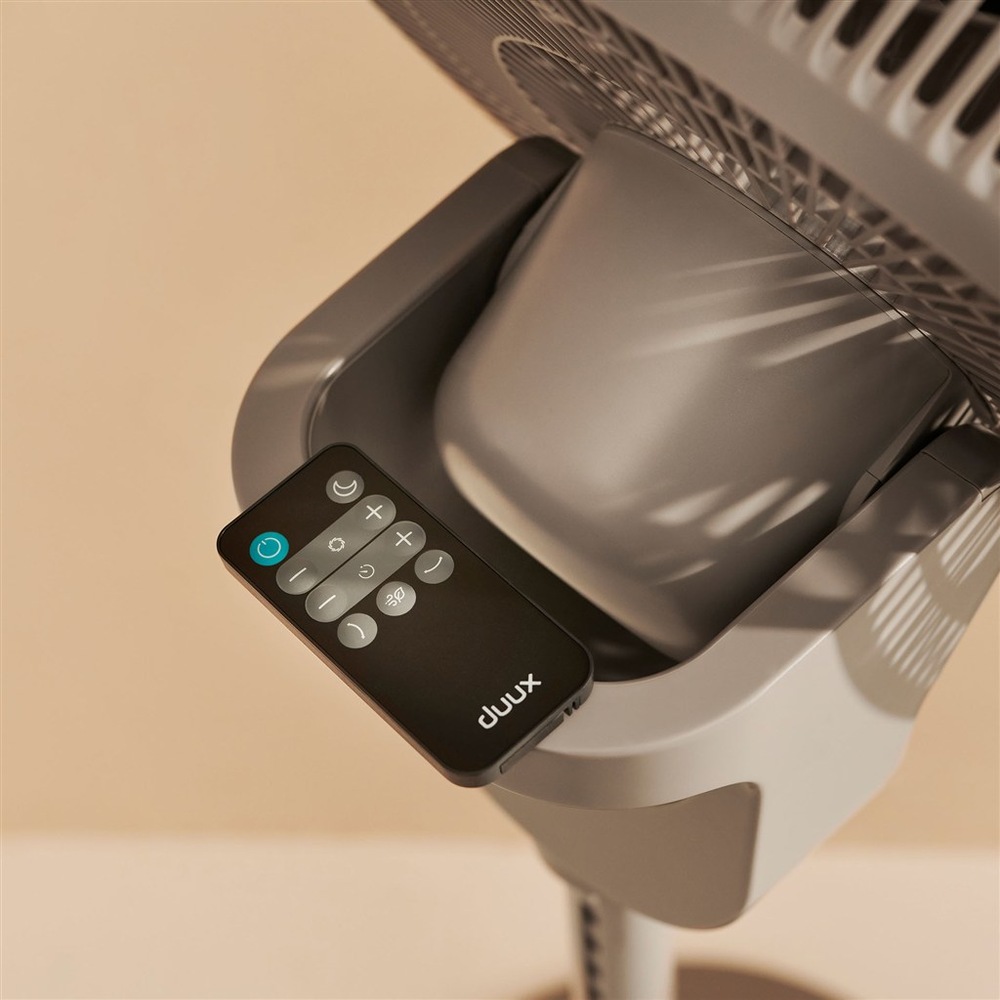 Ventilátor stojanový Duux DXCF220 Whisper 3 Gray šedý detail ventilátoru Duux Whisper 3 s dálkovým ovládáním a ovládacím panelem