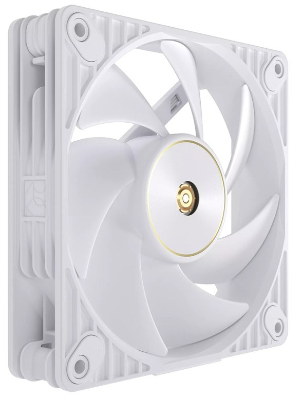 Na obrázku je Ventilátor Asus ProArt PF120 White (120 mm). Je to bílý čtvercový ventilátor s hladkým rámem a čtyřmi montážními otvory v rozích. Uvnitř jsou široké bílé lopatky a uprostřed je kulatý střed s výrazným zlatavým kroužkem, který připomíná kovový detail. Ventilátor je vyfocený mírně z boku, takže je vidět i jeho tloušťka a vrstvená boční konstrukce rámu.