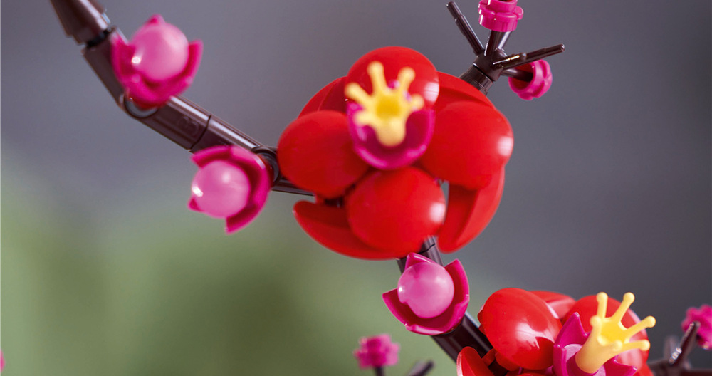 Stavebnice LEGO® Botanicals 10369 Meruňka japonská Dekorace z 327 dílků LEGO se hodí samostatně i do botanické kolekce a potěší jako originální dárek z kostek.