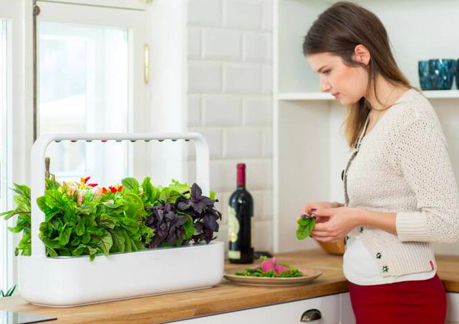 Chytrý květináč Click and Grow Smart Garden 9 Pro - bílý