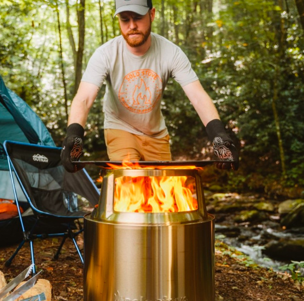 Grilovací rošt Solo Stove Bonfire Použití grilovacího roštu Solo Stove Bonfire při venkovním grilování na ohništi v přírodě
