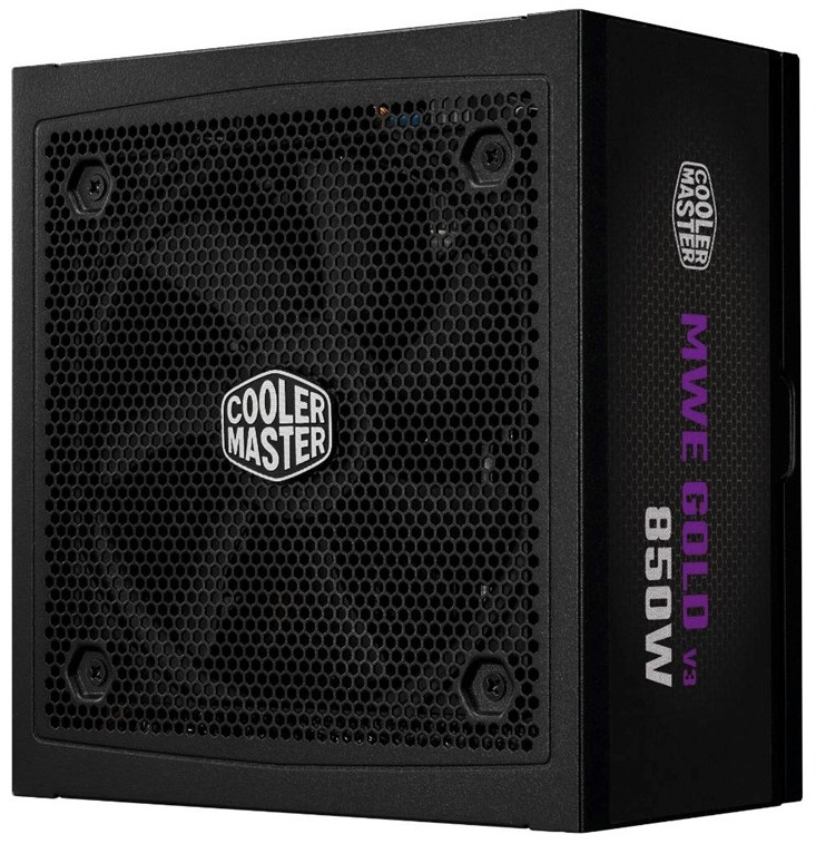 Na obrázku je černý počítačový napájecí zdroj Cooler Master. Z jedné strany je vidět velká ventilační mřížka s logem Cooler Master uprostřed, z boku fialovo-bílý nápis MWE Gold V3 850W.