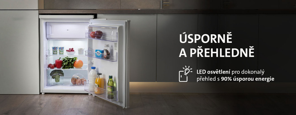 Otevřená malá lednice ETA s LED osvětlením v moderní kuchyni. Text zdůrazňuje úspornost a přehlednost díky LED technologii s 90% úsporou energie. Lednice je naplněna čerstvými potravinami