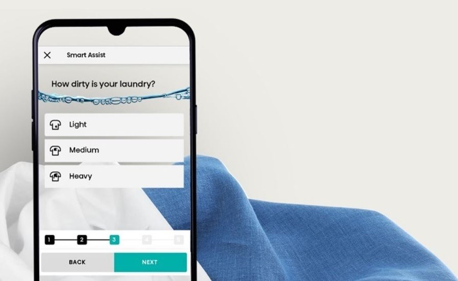 Pračka se sušičkou Hisense WD3I8043BBF2/A černá mobilní telefon se spuštěnou aplikaci ConnectLife