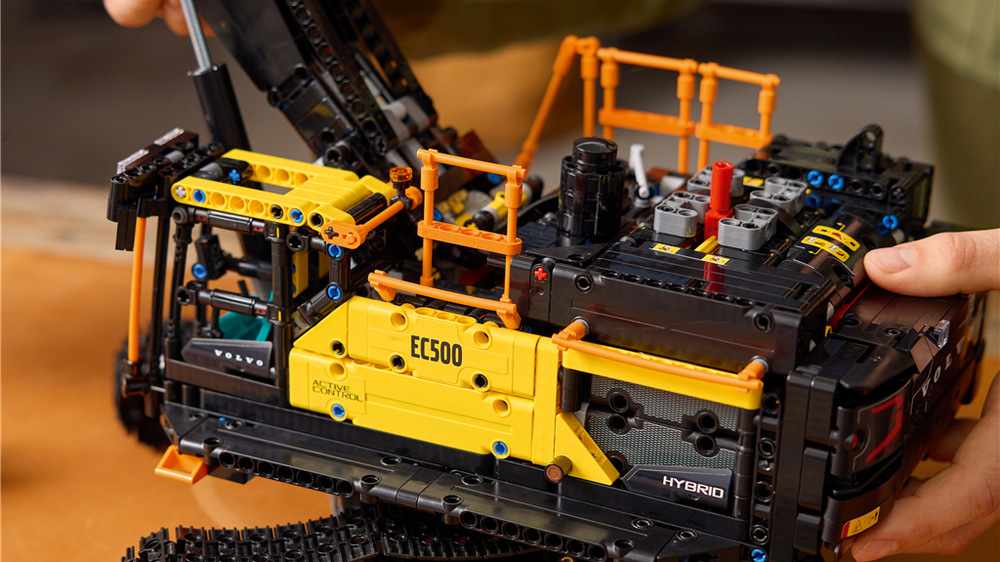 Stavebnice LEGO® Technic 42215 Bagr Volvo EC500 Hybrid Hotový bagr měří přes 54 cm a díky aplikaci LEGO Builder poslouží jako působivý výstavní model i relaxační projekt.