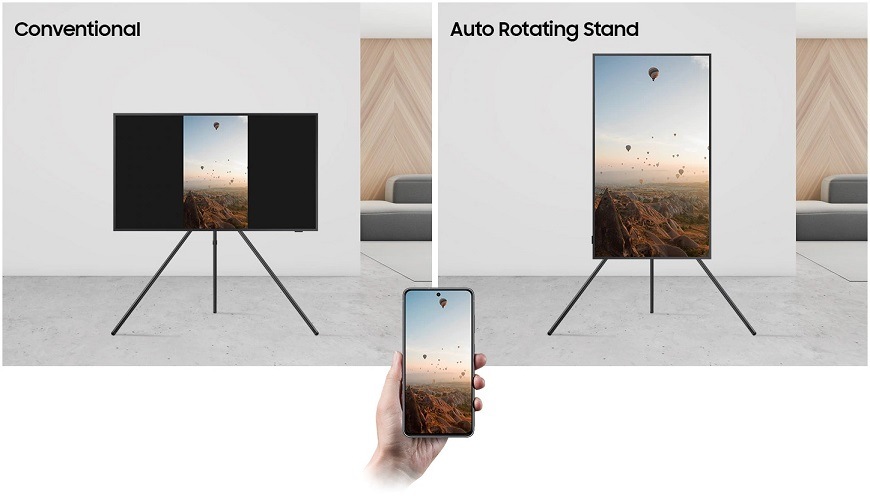 Stojan pro TV Samsung Auto-otočný na Studio Stand VG-ARAB43STD (2022) černý Koláž z obrázků stojanu pro TV Samsung – vlevo televize postavená na stojanu na šířku, vpravo televize postavená na výšku, před obrázky je ruka s telefonem, na jehož displeji je stejný obsah jako na obrazovkách obou televizí