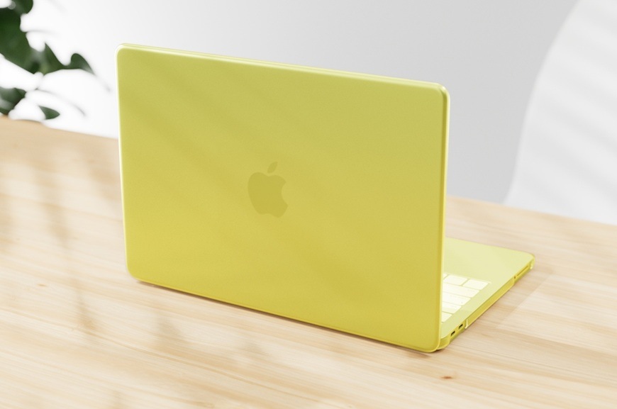 13palcový MackBook Neo má na sobě kryt Epico Slim Shell ve žlutém provedení..