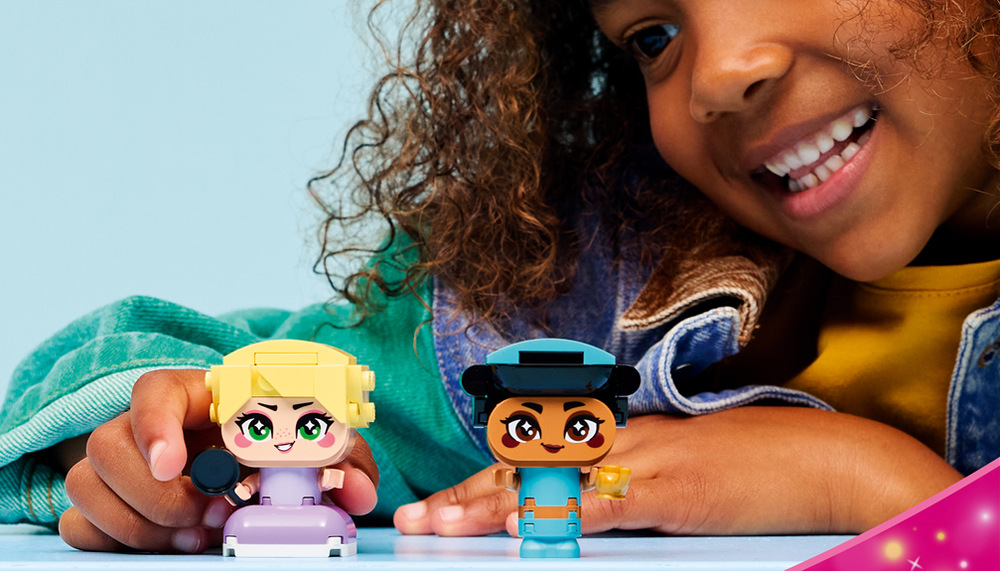 Stavebnice LEGO® │ Disney 43303 Mini Jasmína a Locika Jasmína s lampou a Locika s pánví obohatí sbírku Disney postaviček a potěší malé fanoušky pohádek.