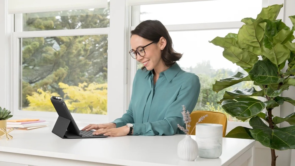Pouzdro na tablet s klávesnicí Logitech Slim Folio na Apple iPad (7., 8. a 9. gen.) UK šedé