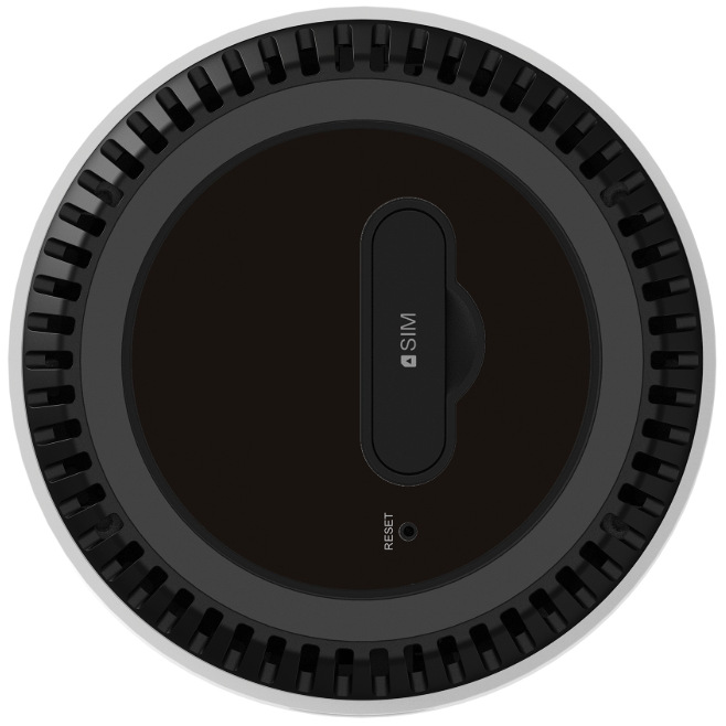 Spodní strana routeru Strong BE7200 s přístupem k SIM kartě a tlačítkem reset