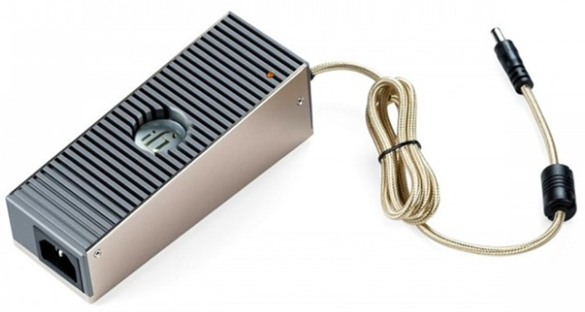 iFi SilentPower iPower Elite 15V napájecí zdroj v hliníkovém těle se zlatým DC kabelem