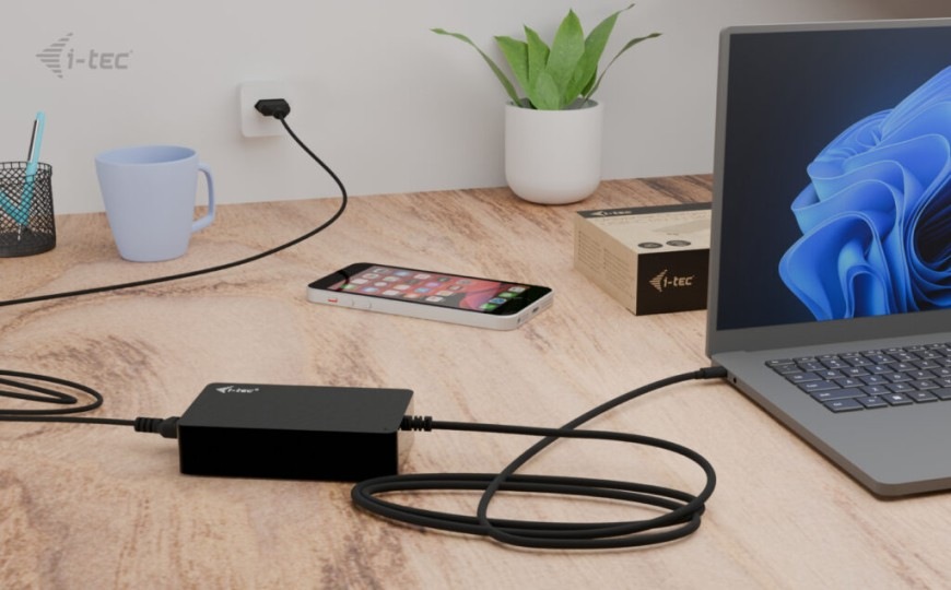 Univerzální napájecí adaptér i-tec Universal Charger napájí notebook