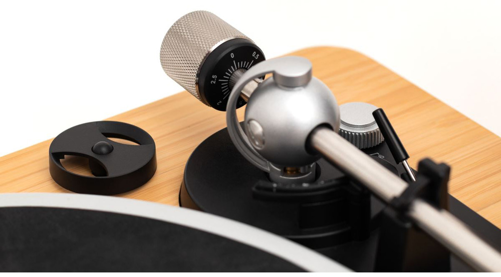 Gramofon Marley Stir It Up Wireless 2 černý/hnědý All-in-one gramofonový systém spojuje přehrávač a reproduktory v jednom snadno použitelném balení.