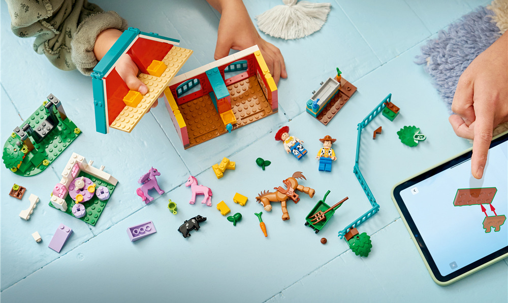 Woody a Jessie se společně se šesticí figurek LEGO mohou vydat za dobrodružstvím plným zvířat a příběhů.
