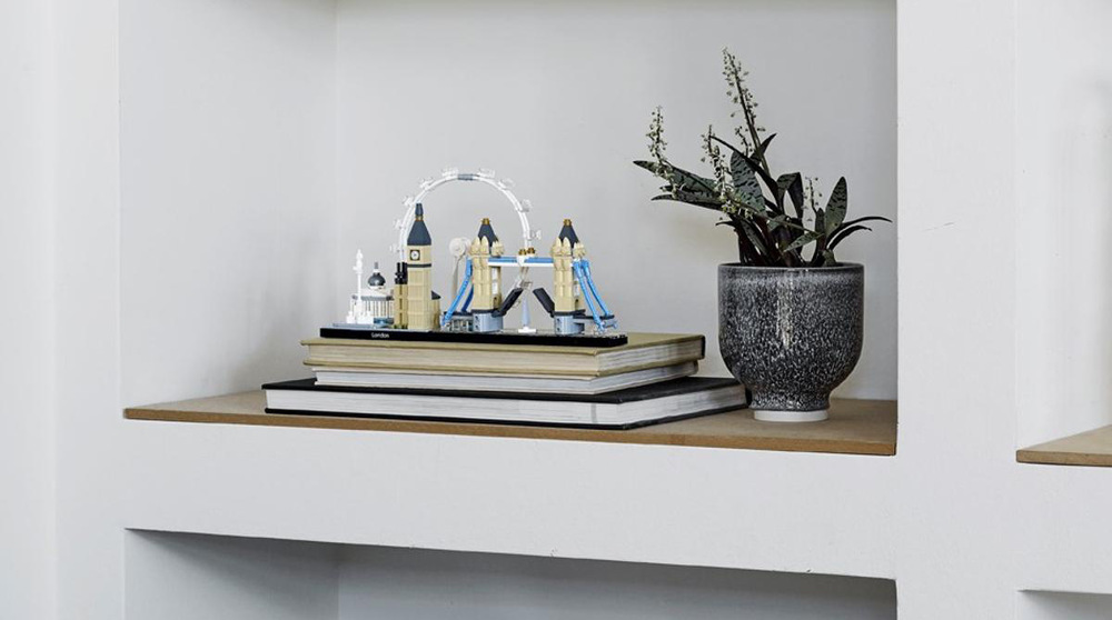 Stavebnice LEGO® Architecture 21034 Londýn Panorama zachycuje londýnské památky včetně Národní galerie, London Eye, Big Benu, Tower Bridge a Nelsonova sloupu.