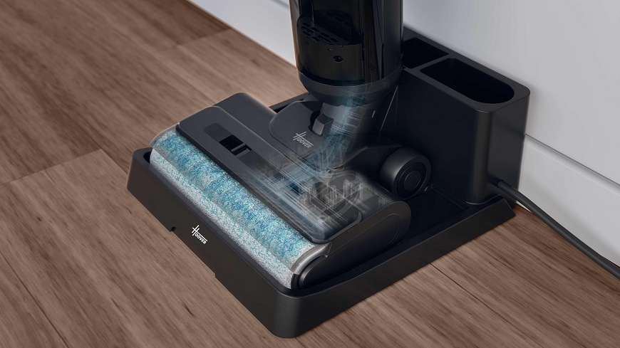 vysavač Hoover HW300 011 se čistí ve stanici