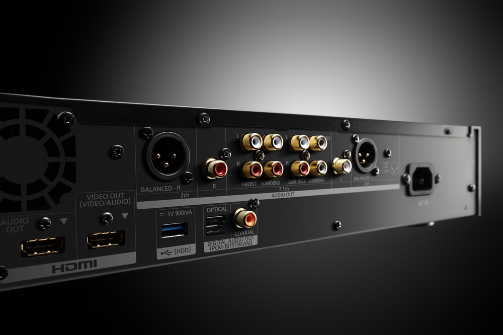 Zadní konektory přehrávače s HDMI, USB, optickým výstupem, XLR a 7.1 audio výstupy