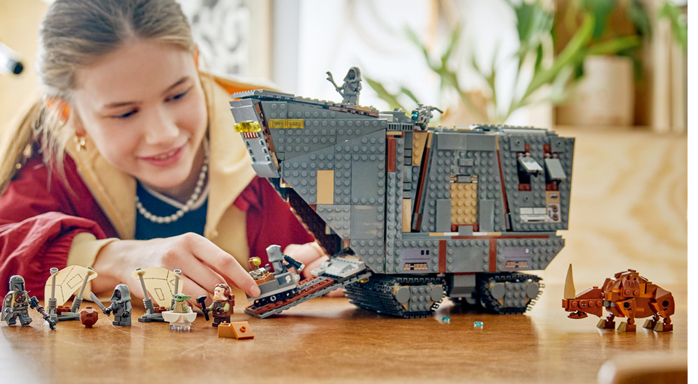 Sandcrawler ukrývá kokpit, prostorný interiér, přední poklop i dvojici vystřelovačů pro akční hraní.