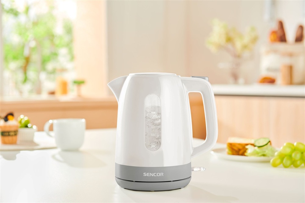 Rychlovarná konvice Sencor SWK 1020WH postavená v kuchyni na lince