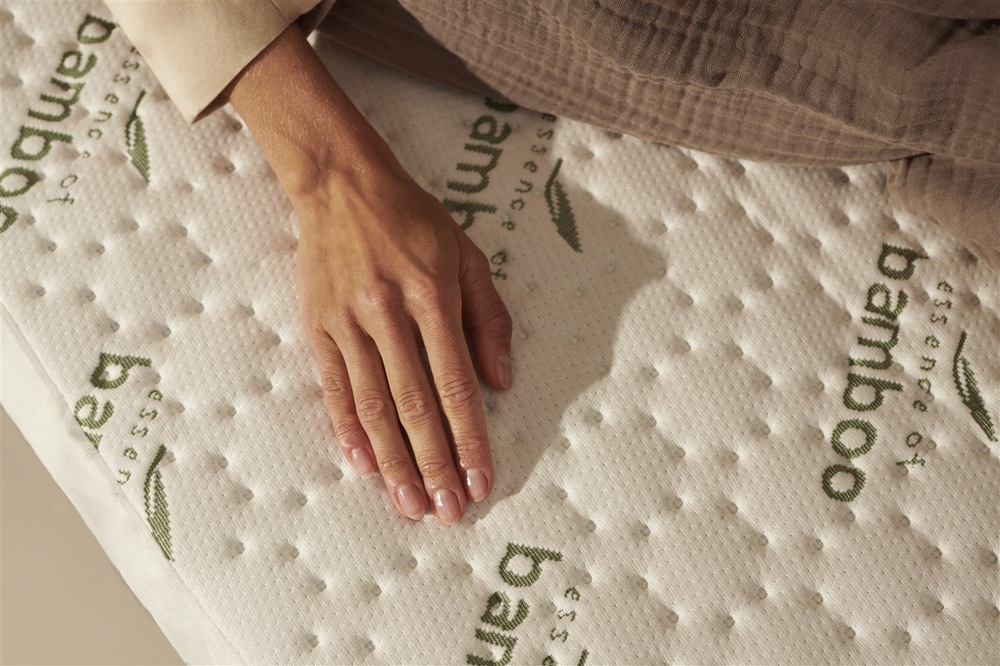 Vyhřívací podložka Duux DXUB30 Snooze Bamboo 200 x 90 cm bílá Ruka položená na podložce Duux