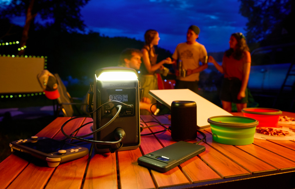 Bateriová stanice EcoFlow TRAIL 300 Plus napájí elektroniku při večerním kempování