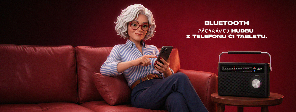 Radiopřijímač JVC RA-E315B černý Reklamní banner na černé přenosné rádio JVC s funkcí Bluetooth. Na červené pohovce sedí animovaná žena se šedivými vlasy a brýlemi, která ovládá chytrý telefon. Vedle ní na stolku stojí rádio JVC. Vpravo je text „BLUETOOTH – Přehrávej hudbu z telefonu či tabletu.“