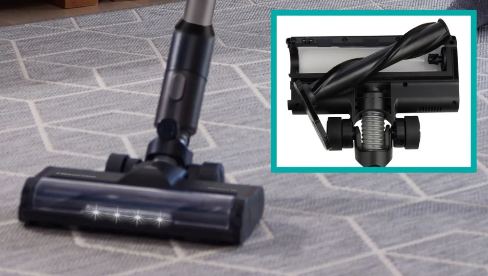 Tyčový vysavač Hisense HVC646630A Hi-Move VI Adapt InverterTech černý detail na turbo kartac s osvětlením. Ve ctverečku je pohled zespoda.
