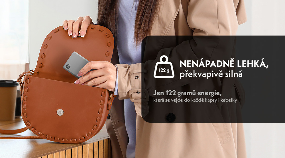 Powerbanka GoGEN MagSafe, Qi2, 5000mAh šedá Ženská ruka vkládá kompaktní šedou powerbanku do hnědé kabelky. Na banneru je ikona závaží s údajem 122 g a texty: „NENÁPADNĚ LEHKÁ, překvapivě silná“ a „Jen 122 gramů energie, která se vejde do každé kapsy i kabelky