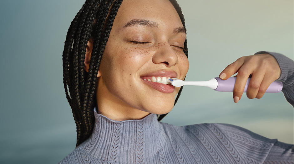 Žena si čistí zuby kartáčkem Philips HX4033/27 Sonicare 3100