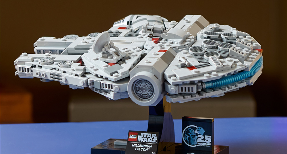 Stavebnice LEGO® Star Wars™ 75375 Millenium Falcon™ Speciální podstavec umožní vystavit Millenium Falcon v dynamickém úhlu, který podtrhne jeho sběratelský vzhled.