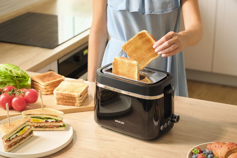Příprava snídaně s topinkovačem Sencor STS 2710BK, ze kterého žena vyndává hotové toasty.