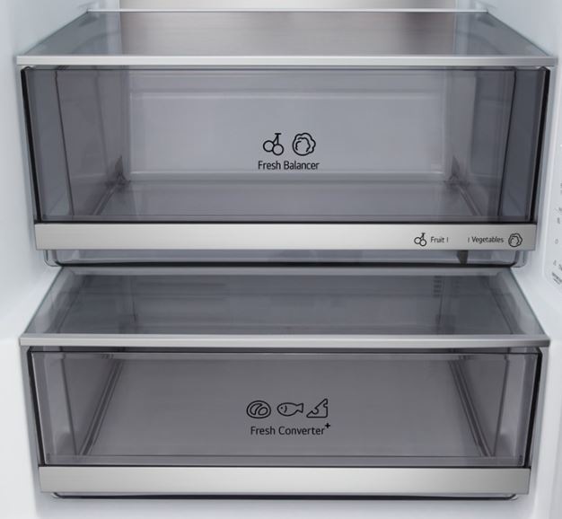 Dvě prázdné zásuvky LG lednic: Fresh balancer na ovoce a zeleninu, Fresh Converter na maso, ryby, zeleninu.