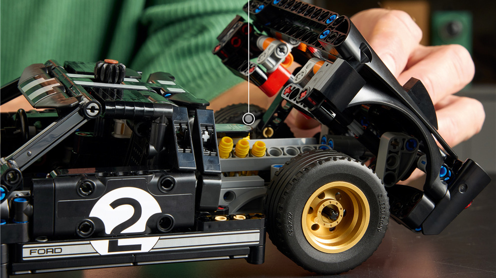 Stavebnice LEGO® Technic 42223 Závodní auto 1966 Ford GT40 MKII Sestavení 793 dílků nabízí dospělým relaxační projekt a možnost postupně objevovat technické detaily vozu.