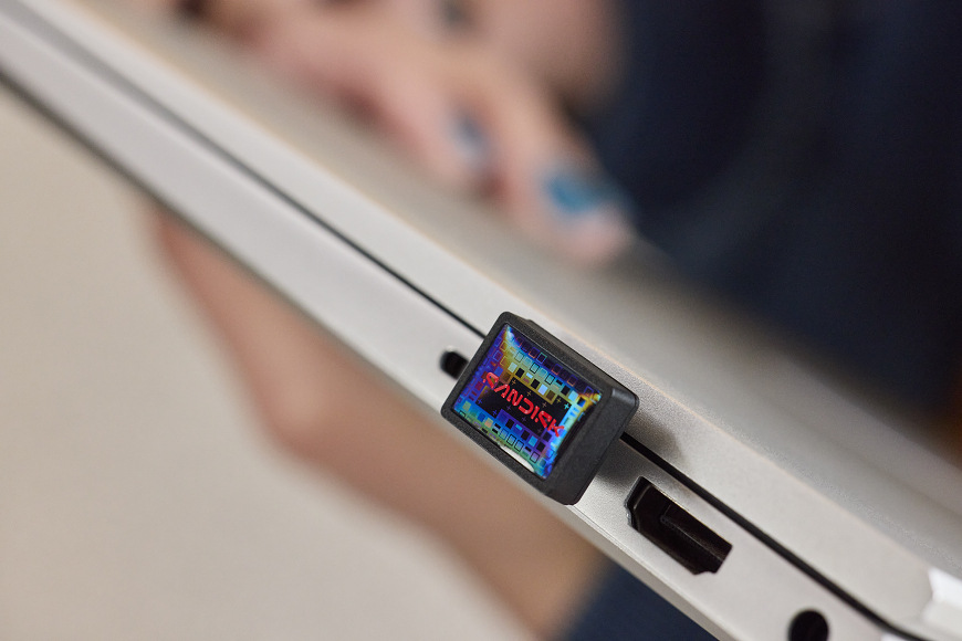 USB Flash SANDISK Extreme Fit USB-C 1TB černý Detail kompaktního flashdisku v USB-C portu