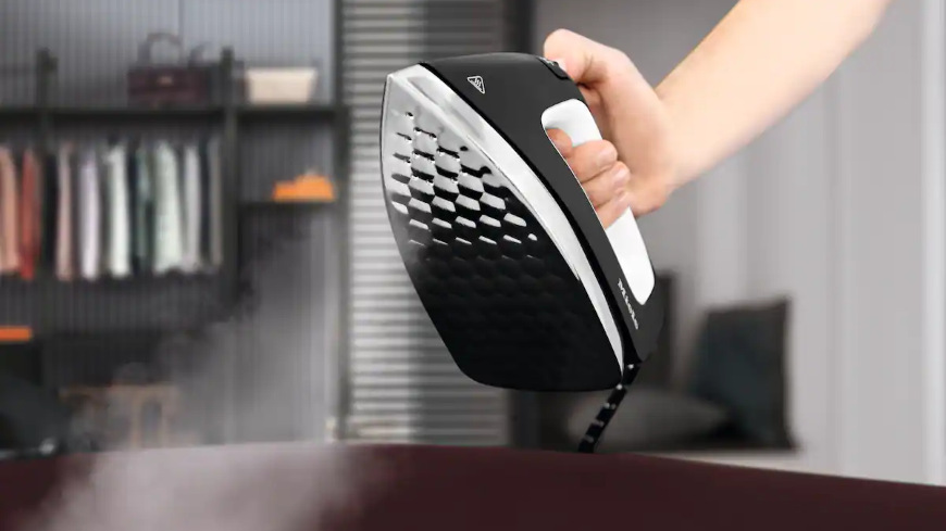 Žehlicí systém Miele B4847 FashionMaster 4.0 Ze žehličky žehlicího systému Miele B4847 FashionMaster 4.0 jde pára