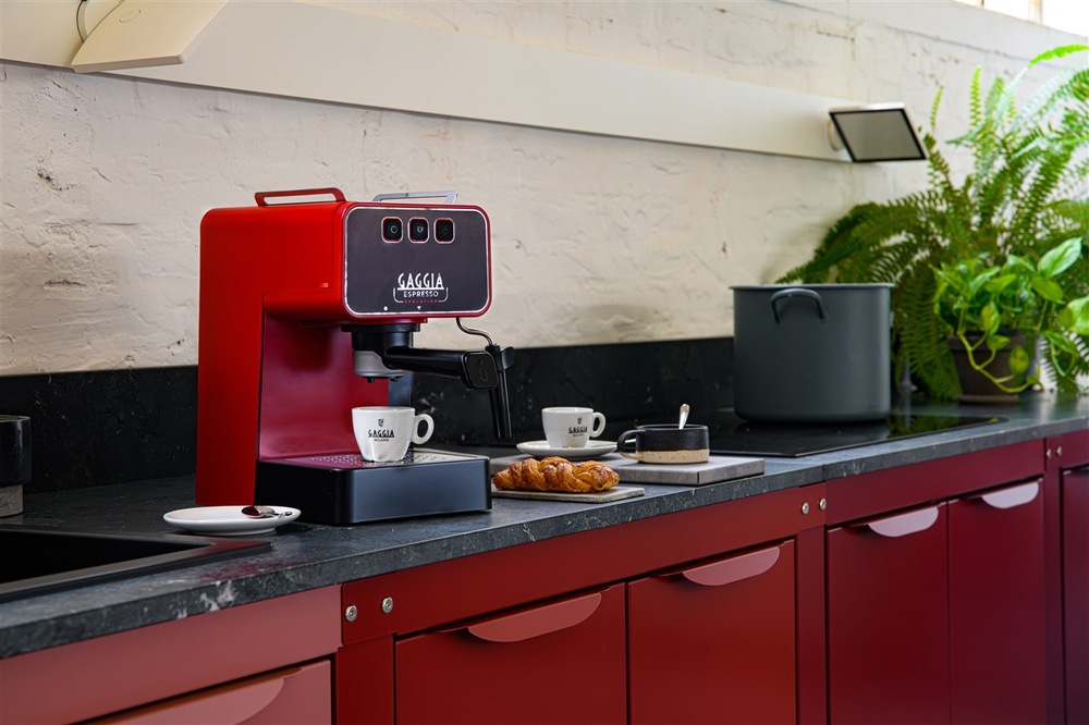 Pákový kávovar Gaggia Espresso Evolution červený Pákový kávovar Gaggia Espresso Evolution při přípravě domácího espressa v moderní kuchyni