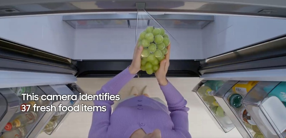 Americká lednice Samsung RM90F67CECEO černá Záběr z integrované kamery lednice na vkládané potraviny