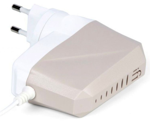Detail těla napájecího adaptéru iFi SilentPower iPower X 5V s ventilačními otvory