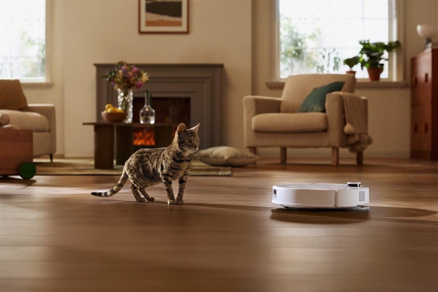 Robotický vysavač Roborock Qrevo Edge 2 White bílý Kočka a vysavač Roborock Qrevo Edge 2 s mopem pro hygienický úklid