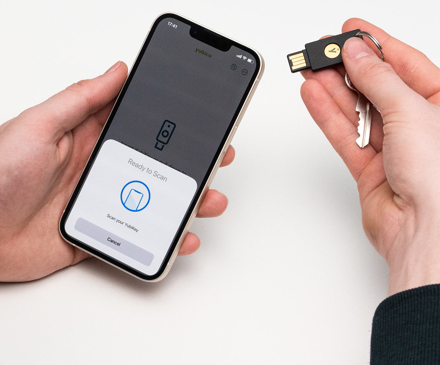 Ověření pomocí YubiKey přes NFC na telefonu drženém v ruce