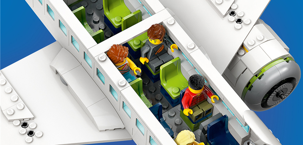 Stavebnice LEGO® City 60367 Osobní letadlo Letištní autobus, schody a vozíky umožňují dětem rozehrávat různé úkoly spojené s přípravou letadla.