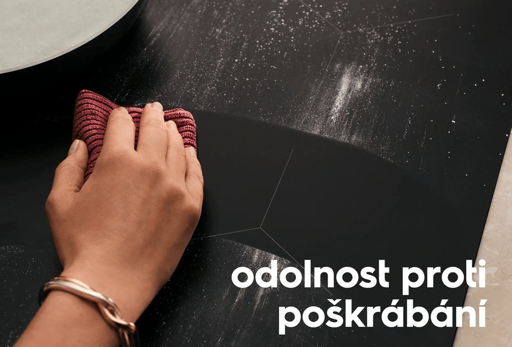 Indukční varná deska Electrolux Série 600 EIV63449CT SaphirMatt SE černá Žena utírá hadříkem matnou desku Electrolux SaphirMatt SE: