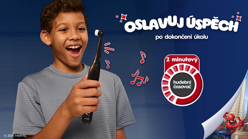 Zubní kartáček Oral-B iO Kids 6+ Spiderman + Cestovní Pouzdro černý Dítě drží v ruce kartáček se Spidermanem a směje se.