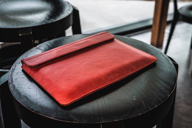 Pouzdro FIXED Oxford na Apple MacBook Air 13" (do roku 2018) červené Pouzdro FIXED Oxford na Apple MacBook Air 13" (do roku 2018) červené