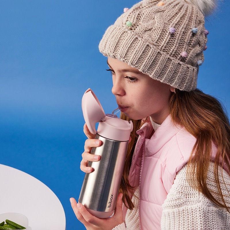 Dívka s čepicí pije z termosky b.box 500 ml