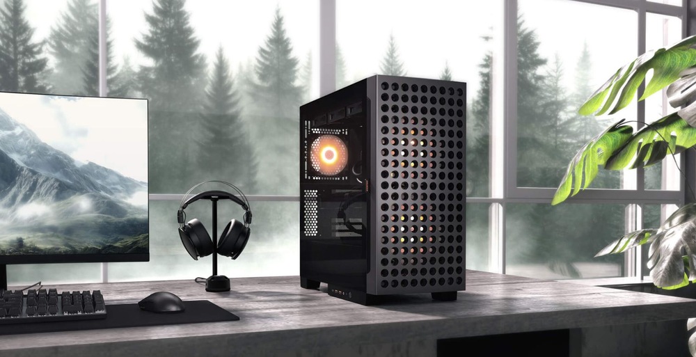 Case Cougar AIRFACE ECO RGB bílá Moderní pracovní stanice s elegantním stolním počítačem, zářícími vnitřními komponenty, zakřiveným monitorem s horami, sluchátky a pokojovou rostlinou.