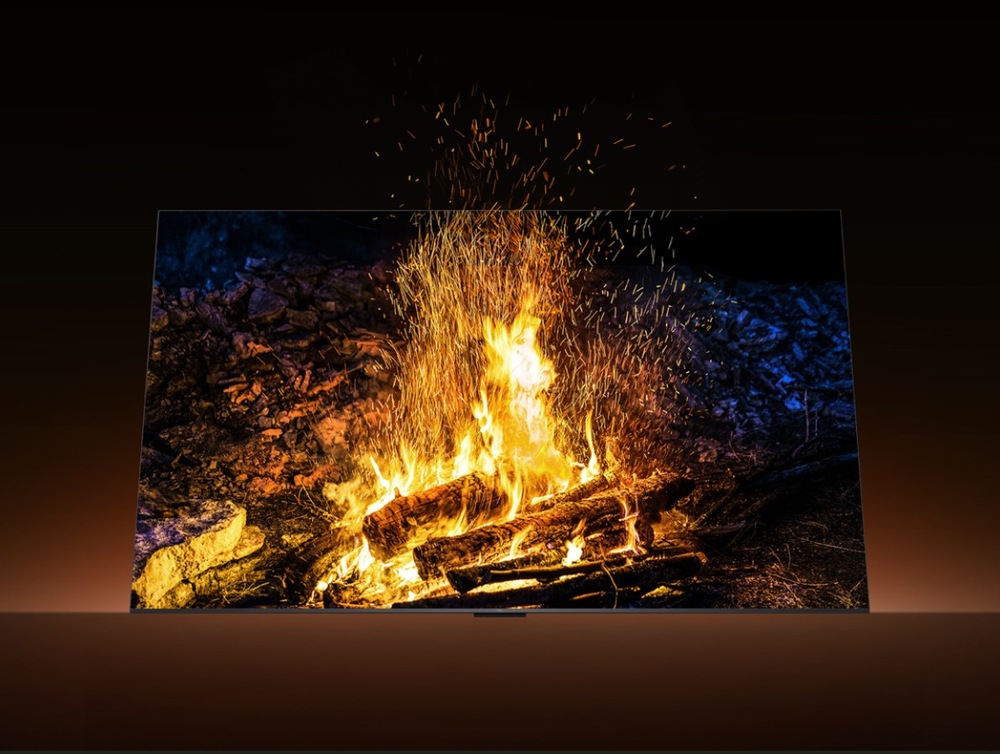 Televize TCL 98Q7D PRO Maximální síla HDR zobrazené na televizi, kde hoří oheň