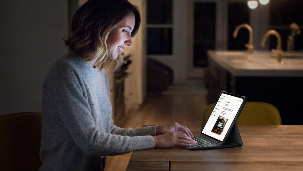 Pouzdro na tablet Logitech Slim Folio Pro na Apple iPad Pro 12.9" (3. a 4. gen.) UK šedé Pouzdro na tablet Logitech Slim Folio Pro na Apple iPad Pro 12.9" (3. a 4. gen.) UK šedé