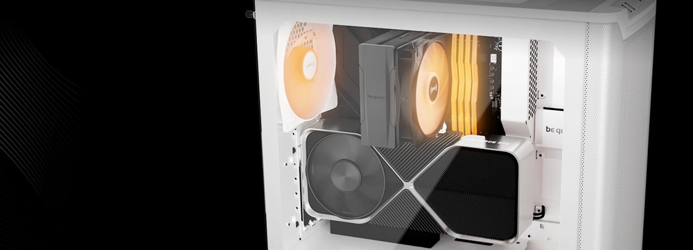 Case be quiet! PURE BASE 501LX bílá Elegantní otevřená počítačová skříň zobrazuje na černém pozadí komponenty, včetně velké grafické karty, chladicích ventilátorů a zářících oranžových LED světel.