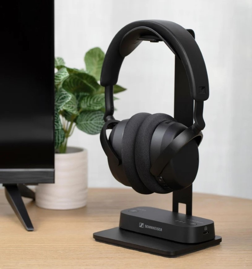 Sluchátka Sennheiser RS275 TV černá Prcovní stůl se stojanem, TV sluchátky Sennheiser RS275 a vysílačem